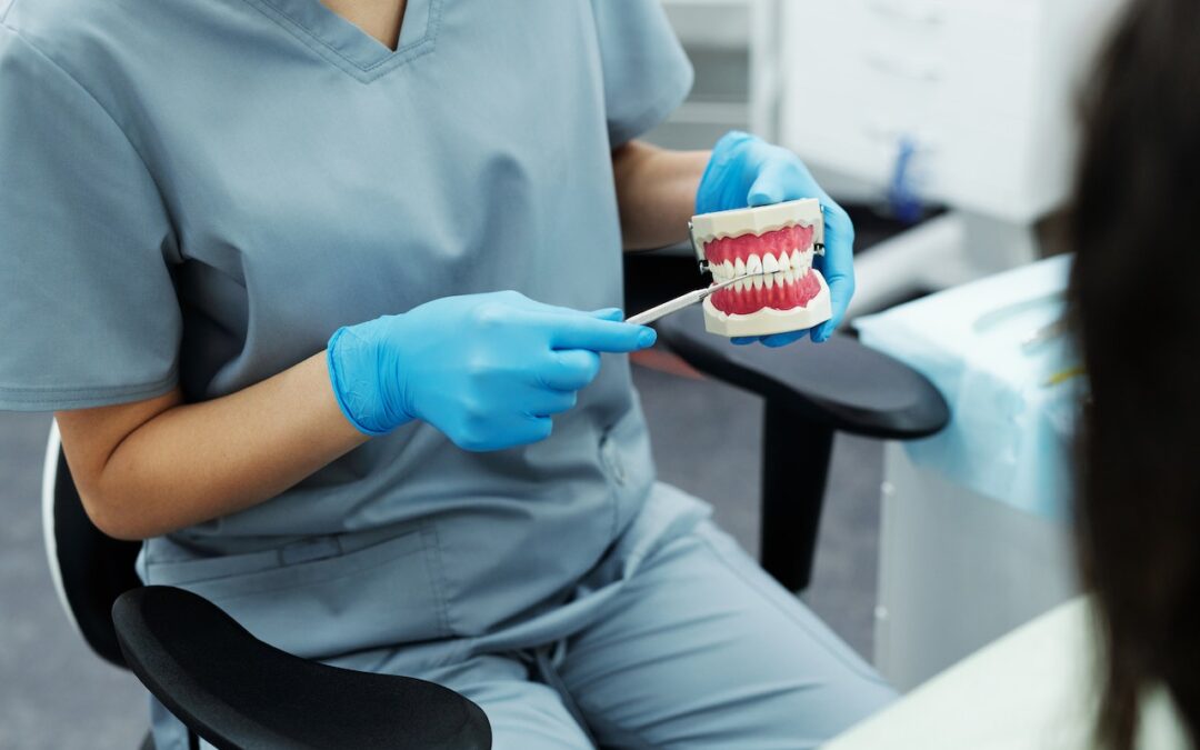 Piaskowania zębów – czym jest, jakie korzyści daje i kiedy warto?