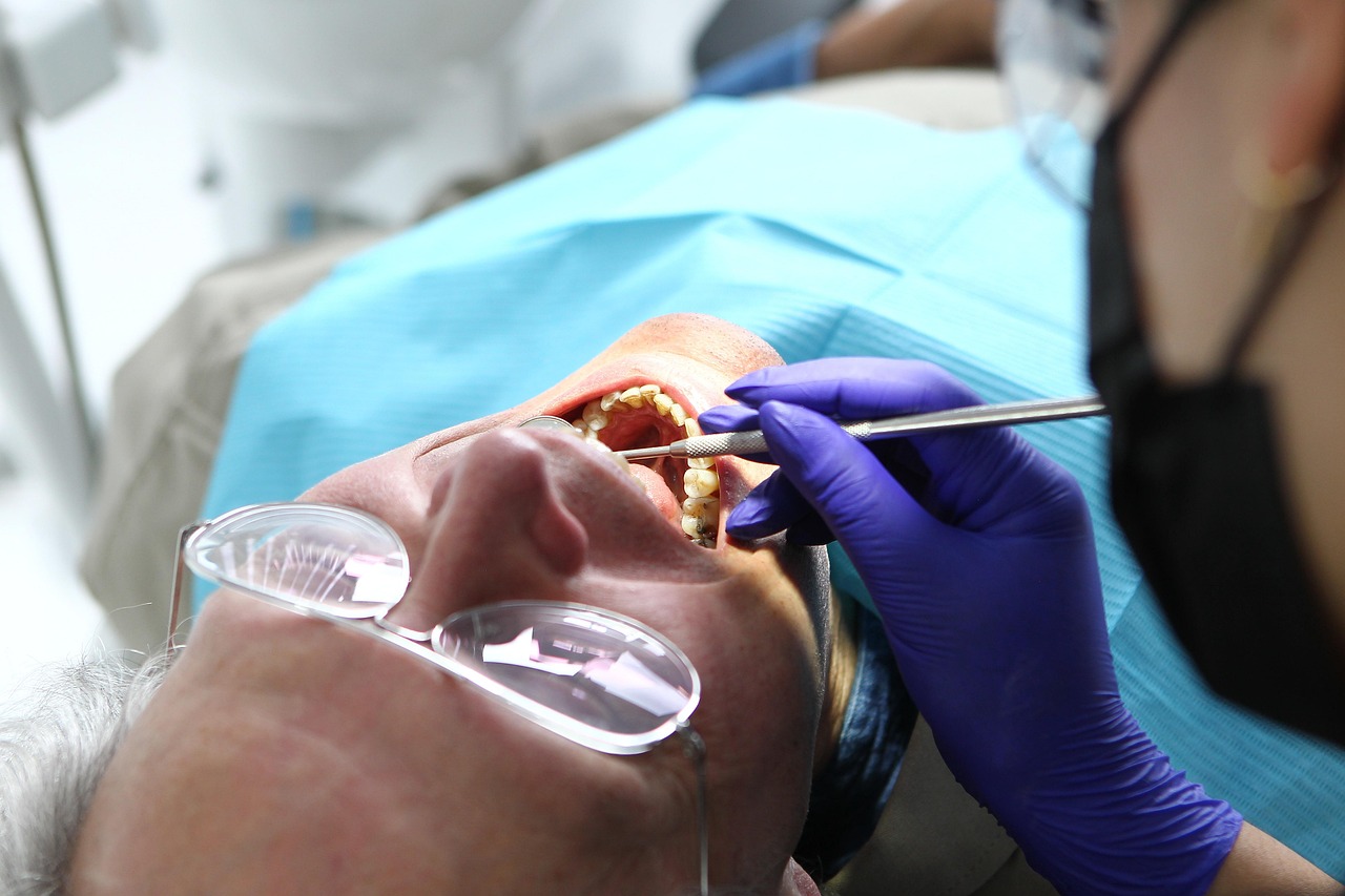 pacjent i dentysta w gabinecie stomatologicznym podczas przeglądu